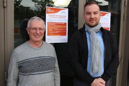 De g. à dr., Oliver Montin, vice-président de l’ADEP, et Maxime Robin, correspondant local de l’association, présentent le dispositif de mutuelles pour tous aux habitants des Clayes-sous-Bois (Yvelines) lors de deux réunions d’information.